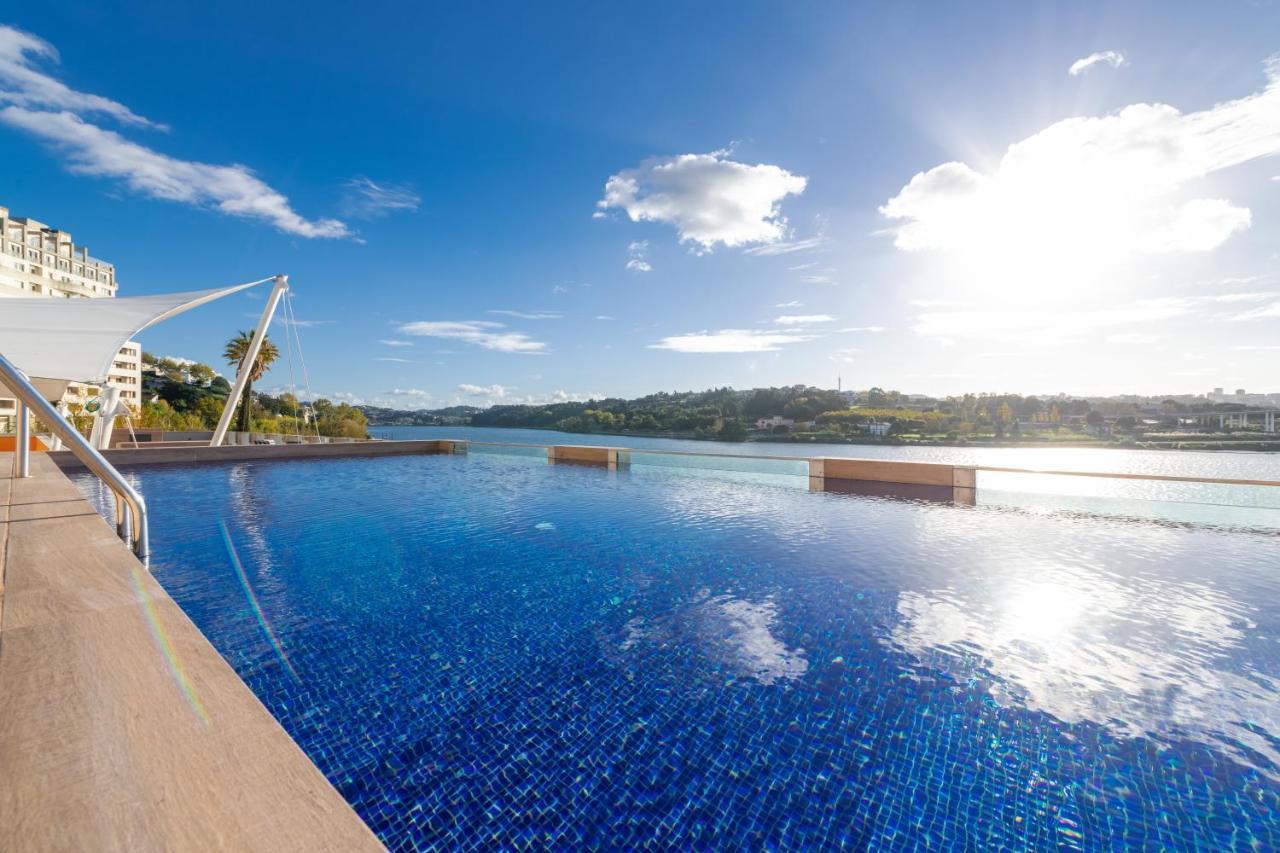 Pestana Douro Riverside - Preferred Hotels & Resorts, Lifestyle Valbom  Εξωτερικό φωτογραφία Infinity pool at the resort