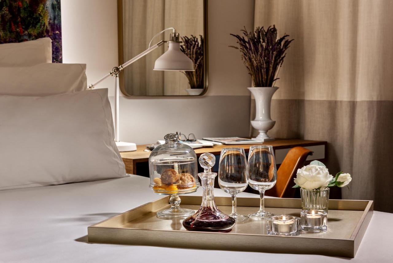 Pestana Douro Riverside - Preferred Hotels & Resorts, Lifestyle Valbom  Εξωτερικό φωτογραφία A tray with a decanter, wine glasses, and a candle holder